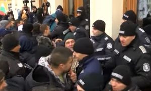 Haos u Sofiji zbog kovid mjera: Demonstranti pokušali da upadnu u parlament VIDEO