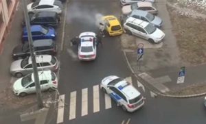 Haotičan bijeg žutim vozilom: Srbi nakon pokušaja pljačke zlatare u Mađarskoj VIDEO