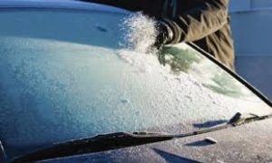 Vozači u problemima tokom zime: Ovako možete spriječiti da vam ne zamrznu stakla na autu