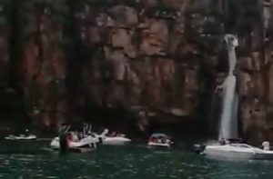 Stijena se obrušila na čamce ispod vodopada, najmanje 7 mrtvih VIDEO