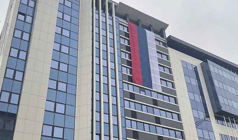 U čast jubileja! Studentski dom u Banjaluci ukrašen zastavom Srpske od 62 metra FOTO