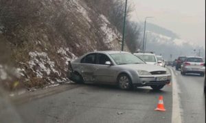 Vozači, oprezno u ovom dijelu BiH! Težak sudar “forda” i “alfe”, jednom vozilu otpao točak VIDEO
