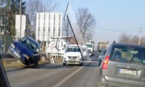 Neoprezni vozač: Autom se popeo na zaštitnu ogradu kod Prijedorske petlje