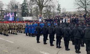 Lapsus spikera na defileu povodom Dana Republike: “Šta za*eba, je*em ti državu!” VIDEO