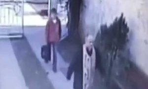 Ne zna se ko je brže trčao: Sveštenik i dječak ušli u dvorište, a onda se pas zaletio na njih VIDEO