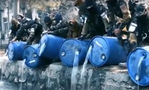 Nema šale sa talibanima: 3.000 litara alkohola prosuli u kanal VIDEO
