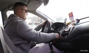 Omiljeni taksista u gradu: Mantiju zamijenio automobilom i dane provodi za volanom