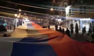 Spektakularan prizor! Trobojka od 250 metara zavijorila se u Sjevernoj Mitrovici VIDEO