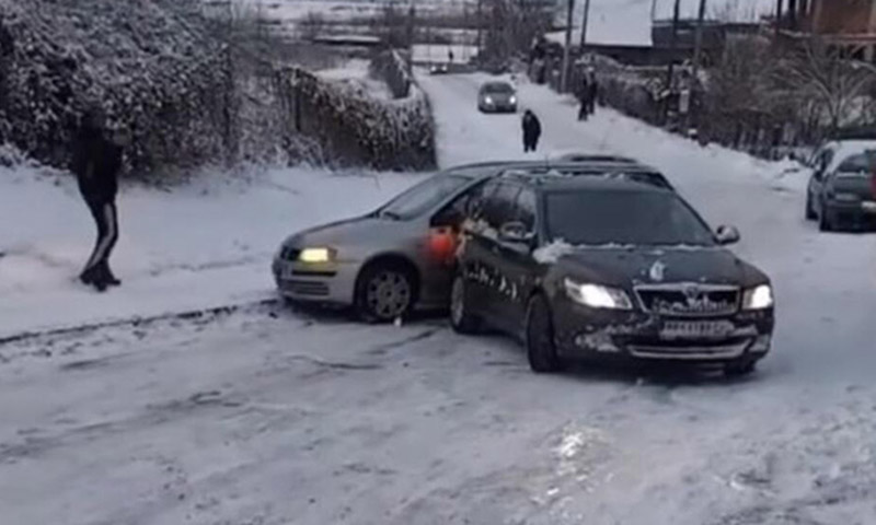 Automobili se klizali, nemoguće je zakočiti: Za samo sat vremena skoro 20 udesa VIDEO