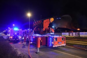 Eksplozija i požar u Novom Sadu VIDEO