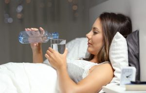 Zašto ispijanje vode prije spavanja nije dobra ideja