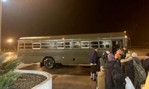 Čudni prizori na aerodromu u Tuzli: Putnike do aviona prevoze u starom vojnom autobusu