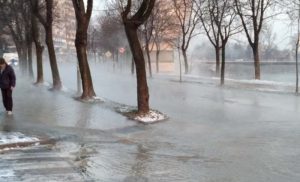 Nesvakidašnje u BiH! Napolju minus 14 stepeni, stanovi hladni, a topla voda teče ulicom