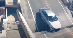 Operater dobio otkaz: Vozač ostao zaglavljen na pokretnom mostu VIDEO