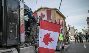 Odbijaju da se raziđu: Demonstranti i dalje na mostu između Kanade i SAD-a