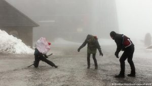 Velika oluja na sjeveru Njemačke: Zatvoreno nekoliko škola, otežan saobraćaj VIDEO