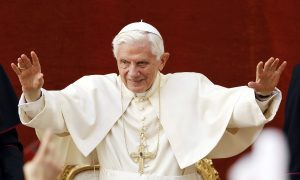Bivši papa moli za oproštaj: Osjećam bol zbog zlostavljanja djece koja su počinili sveštenici