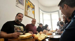 Pokazali veličinu! Dejan Savić i Stefan Mitrović u Crkvenoj kuhinji ručali sa beskućnicima