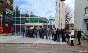 Gužva ispred Sberbanke u Banjaluci: Ne paničimo, došli smo po pare FOTO