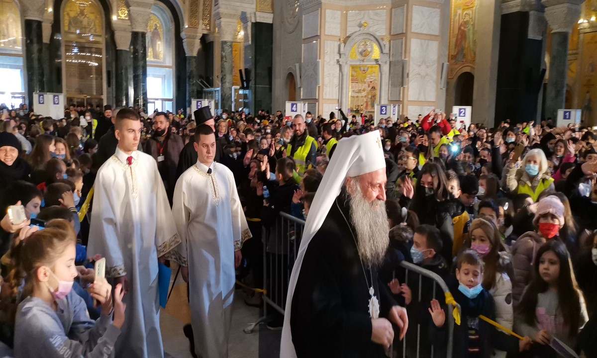Ovo je vaša kuća: Patrijarh Porfirije uručio osnovcima 5.000 svetosavskih paketića FOTO