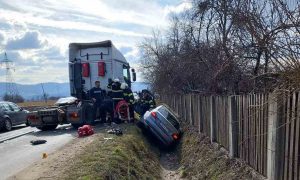 Sudar kamiona i automobila: U saobraćajnoj nezgodi nekoliko povrijeđenih