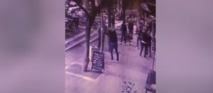 Policajci pretukli kolegu u centru grada: Snimak brutalne tuče