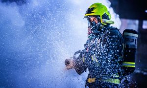 Pod kontrolom požar u fabrici: Vatrogasci će ostati da dežuraju