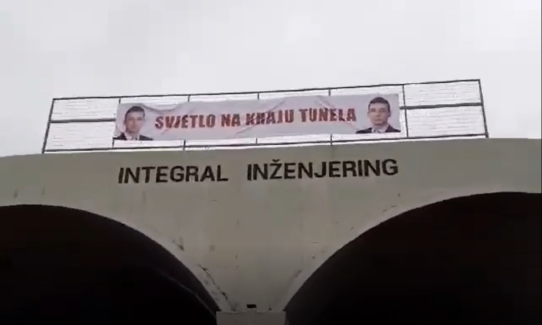 Ko ga je „okačio“: Transparent sa likom Ivana Begića na autoputu