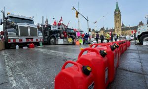 Kanađani ismijavaju prijetnje hapšenjem: Izašli na ulice sa crvenim kantama za benzin