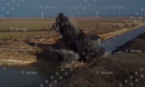 Blokirala dotok vode Krimu: Ruske trupe uništile branu izgrađenu u oblasti Herson VIDEO