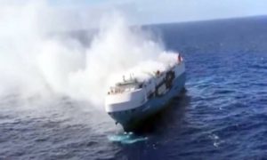 Posada evakuisana prije dva dana: Zapalio se brod sa luksuznim automobilima VIDEO