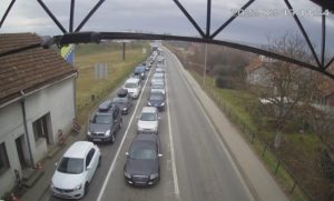 Nema kraja gužvama: Kolone automobila na graničnim prelazima