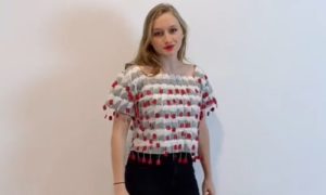Višak slobodnog vremena: Sašila majicu od vrećica čaja pa legla u kadu VIDEO