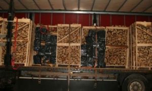 Vozač kamiona iz BiH “pao” u Hrvatskoj: Krijumčario cigarete skrivene u paletama s ogrjevnim drvetom