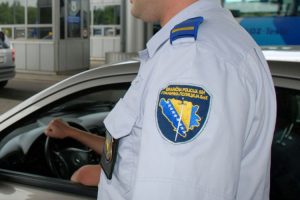 Pretres na granici: Policija pronašla pištolj, elektrošoker i pet pakovanja droge