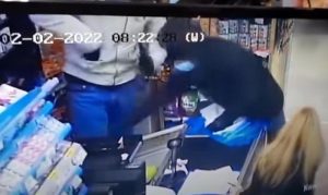 Prijeteći pištoljem odnijeli novac, cigarete i dopune: Policija uhapsila pljačkaše prodavnice VIDEO