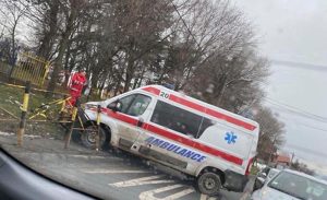 Saobraćajka kod osnovne škole: Vozilo Hitne pomoći izletjelo sa puta i udarilo u ogradu