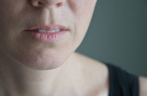 Usne su vam često suve i ispucale – šta može da bude uzrok?
