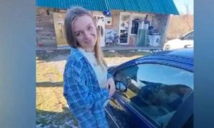 Studira, radi i brine o bolesnom ocu, majci i bratu: Anonimni mladić joj je poklonio auto VIDEO