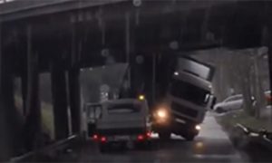 Saobraćajna nezgoda kod aerodroma: Kamion se zaglavio ispod nadvožnjaka VIDEO