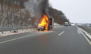 Buktinja na auto-putu “alarmirala” vatrogasce: Kamion se zapalio tokom vožnje