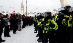 Sukobi na portestima u Kanadi: Policija biber-sprejom i šok-bombama na demonstrante