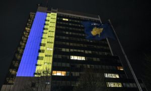 Iako ih Kijev nije priznao: Kosovska zgrada Vlade u bojama Ukrajine