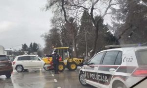 Nesvakidašnja saobraćajka u BiH! Povrijeđen vozač grtalice u koju se zabio “mercedes”