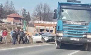 Silovit sudar kamiona i automobila u BiH: Pet osoba povrijeđeno u saobraćajnoj nesreći
