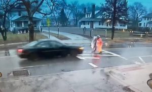 Herojski čin: Hrabra policajka spasila dijete od udara auta VIDEO