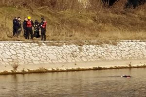 Beživotno tijelo u rijeci: Policija pokušava da ga izvuče na obalu