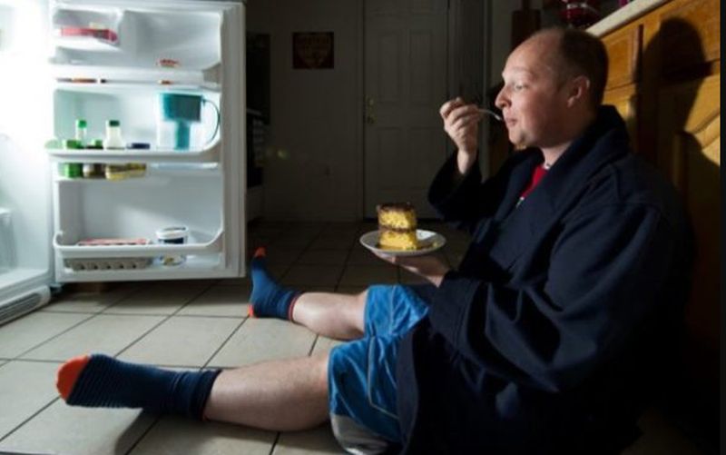 Da li “napadate” frižider tokom noći? Ovaj znak može biti simptom poremećaja