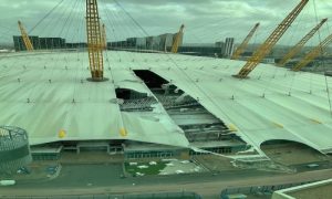 Britaniju zahvatila oluja: Vjetar odnio dijelove krova londonske “O2” arene VIDEO