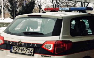 Automobil završio na krovu: Jedna osoba prevezena u bolnicu